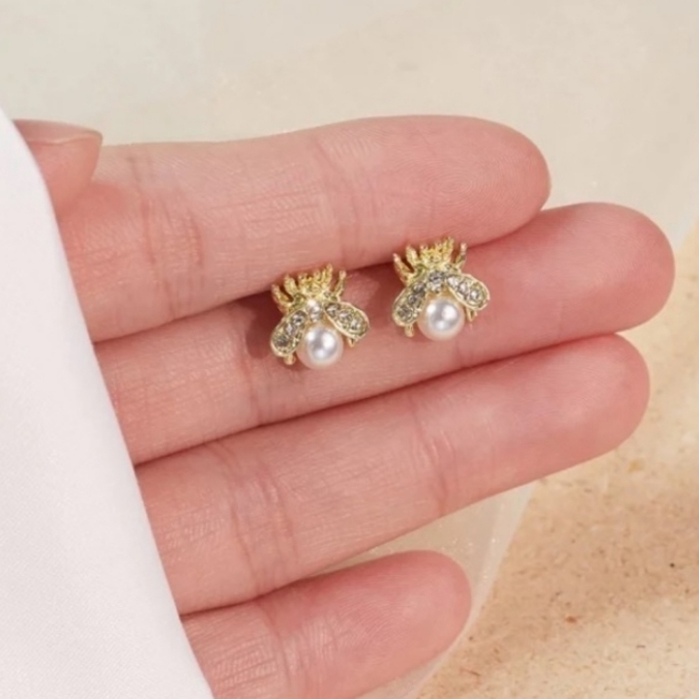 Bee Pearl Sterling Silver Stud Earrings - Picture 4 of 4